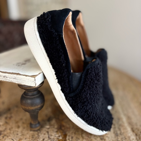 UGG Black Slip-On Shoes Size 7 - Picture 2 of 9